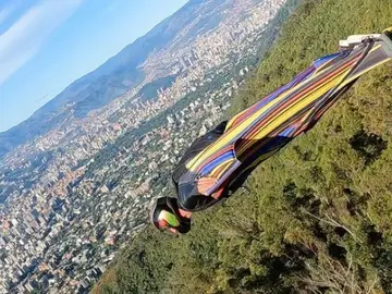 El increíble vuelo de Carlos Briceño con su traje de wingsuit en El Ávila, Caracas