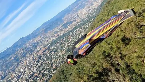 El increíble vuelo de Carlos Briceño con su traje de wingsuit en El Ávila, Caracas El increíble vuelo de Carlos Briceño con su traje de wingsuit en El Ávila, Caracas