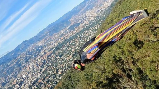 El incre&iacute;ble vuelo de Carlos Brice&ntilde;o con su traje de wingsuit en El &Aacute;vila, Caracas