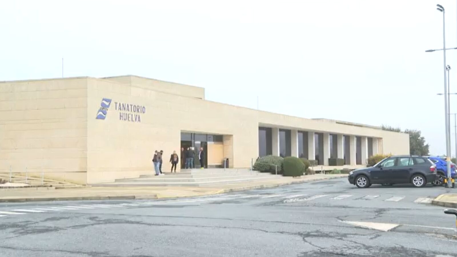 Una joven denuncia su despido del tanatorio en el que trabajaba en Huelva por negarse a llevar falda y tacones