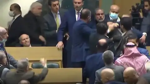 Los diputados discutían sobre la inclusión del término "mujeres jordanas" en la Constitución. Los diputados discutían sobre la inclusión del término "mujeres jordanas" en la Constitución.