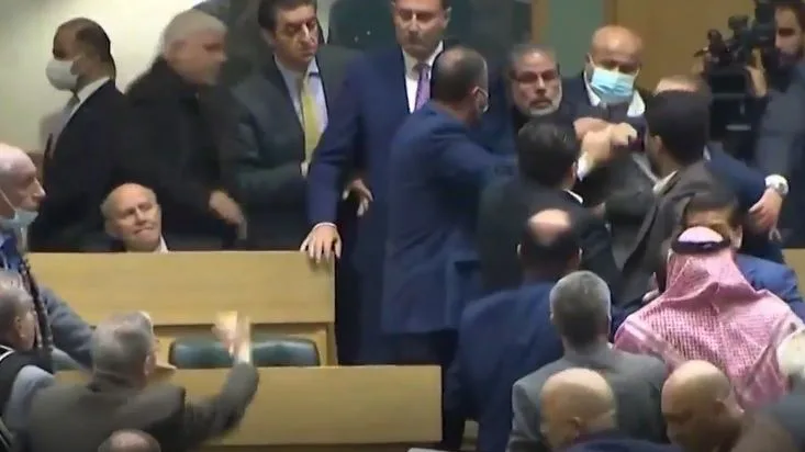 Los diputados discutían sobre la inclusión del término "mujeres jordanas" en la Constitución. Los diputados discutían sobre la inclusión del término "mujeres jordanas" en la Constitución.