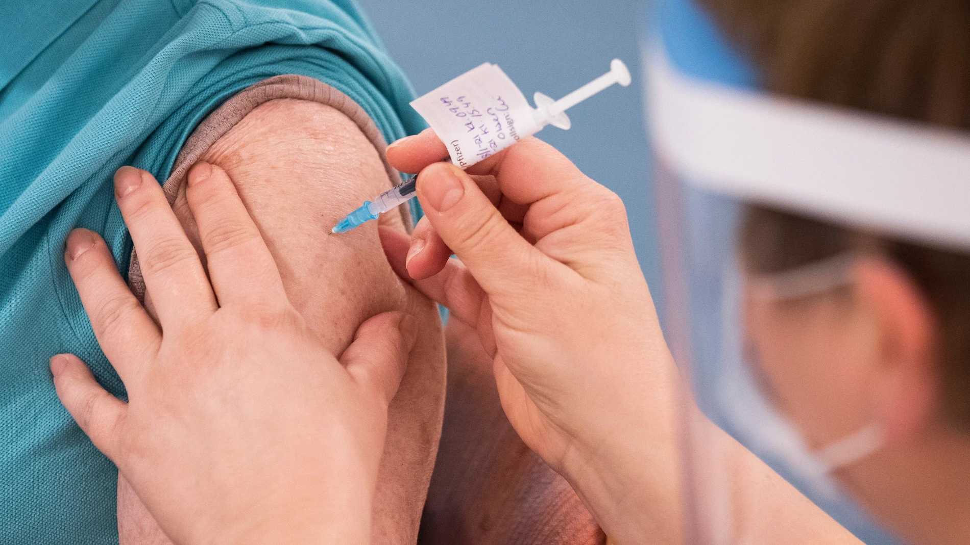 Sanidad fija la administración de la vacuna de refuerzo a menores de 65 años a cuatro semanas del contagio