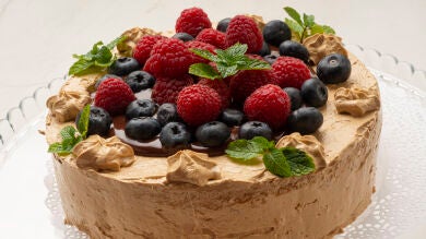 Eva Arguiñano elabora una deliciosa tarta de moka con frutos rojos