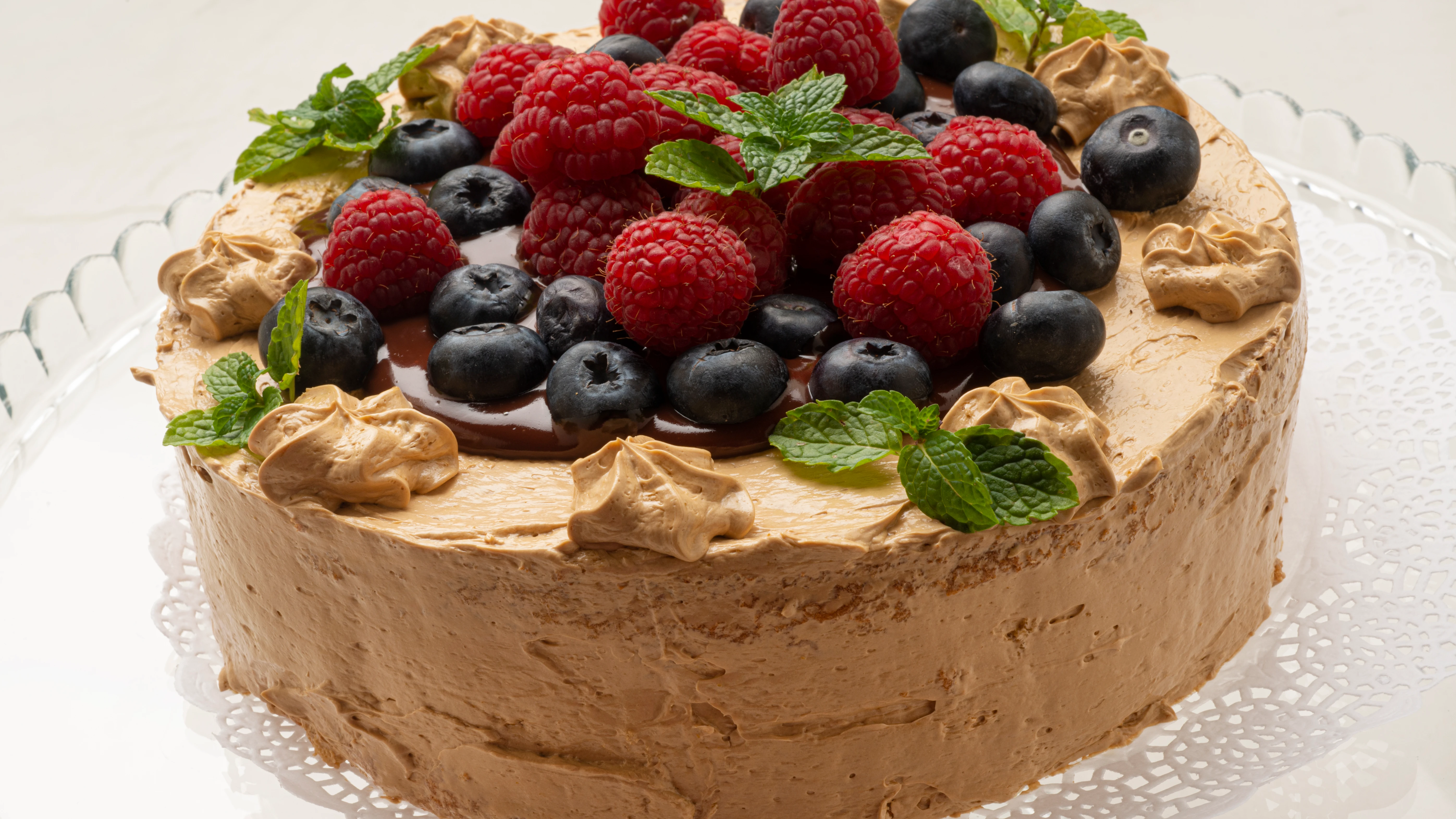 Eva Arguiñano elabora una deliciosa tarta de moka con frutos rojos Eva Arguiñano elabora una deliciosa tarta de moka con frutos rojos