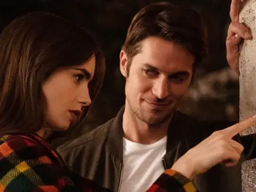 Lily Collins y Lucas Bravo en 'Emily en París' Lily Collins y Lucas Bravo en 'Emily en París'