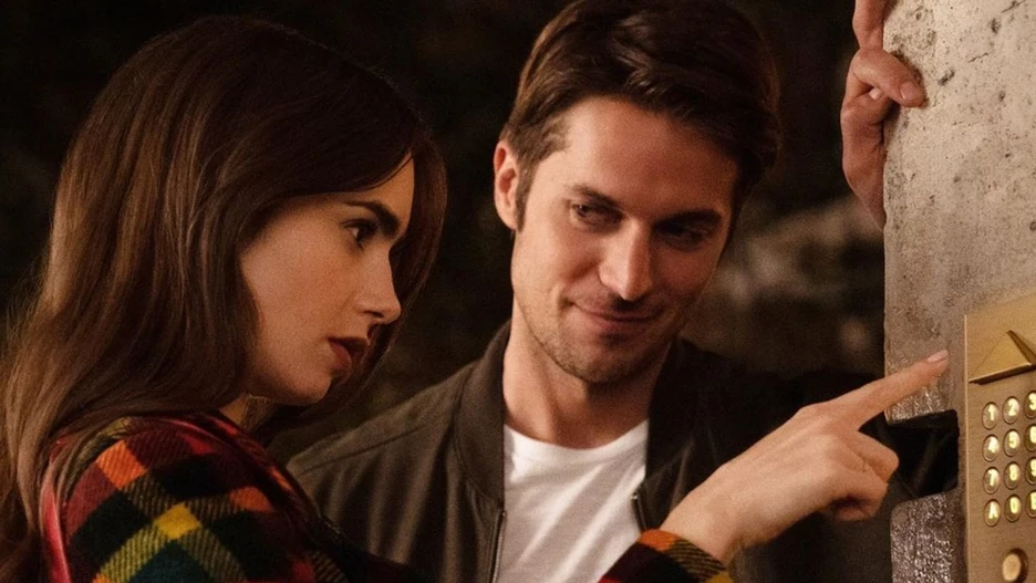 Lily Collins y Lucas Bravo en 'Emily en París' Lily Collins y Lucas Bravo en 'Emily en París'