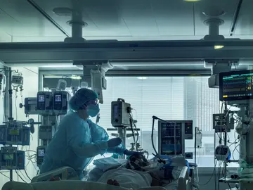 Más del 60% no se vacunará contra la Covid-19 cuando le llegue su turno, y de ellos, casi un 30% confirma su desconfianza en los fármacos para combatir el virus. Más del 60% no se vacunará contra la Covid-19 cuando le llegue su turno, y de ellos, casi un 30% confirma su desconfianza en los fármacos para combatir el virus.