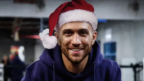 Vasyl Lomachenko manda sus medallas olímpicas a un joyero... ¡para elaborar un crucifijo para su padre! Vasyl Lomachenko manda sus medallas olímpicas a un joyero... ¡para elaborar un crucifijo para su padre!