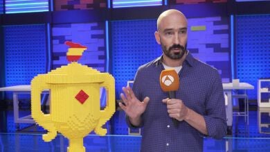 ¡Descubre cómo se hizo el espectacular trofeo de 'LEGO Masters' hecho con ladrillos!