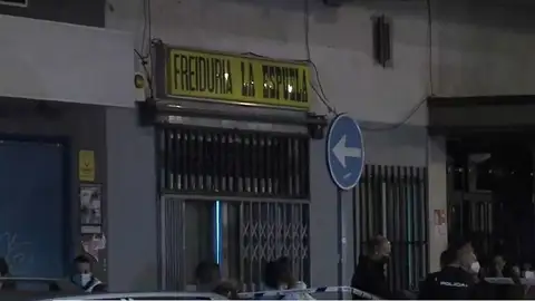 La policía continúa estudiando lo ocurrido en el interior del bar. La policía continúa estudiando lo ocurrido en el interior del bar.