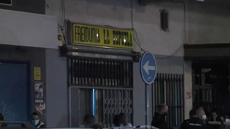 La policía continúa estudiando lo ocurrido en el interior del bar. La policía continúa estudiando lo ocurrido en el interior del bar.