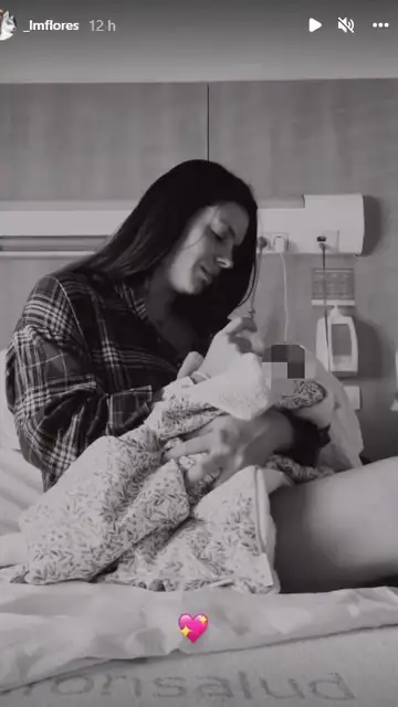 Laura Matamoros con su bebé en brazos Laura Matamoros con su bebé en brazos