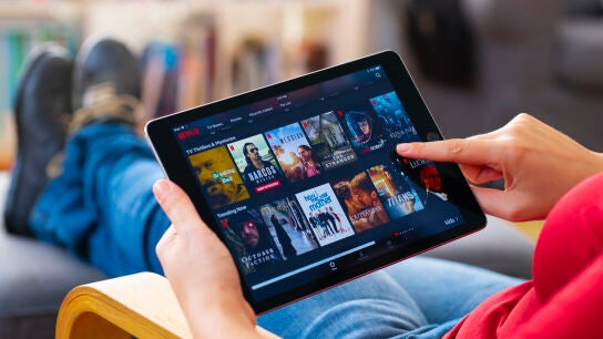 Un usuario navega por el cat&aacute;logo de Netflix desde su iPad