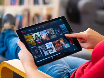 Un usuario navega por el catálogo de Netflix desde su iPad Un usuario navega por el catálogo de Netflix desde su iPad