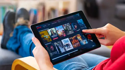 Un usuario navega por el catálogo de Netflix desde su iPad