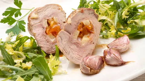 Solomillo de cerdo relleno de jamón y queso Solomillo de cerdo relleno de jamón y queso