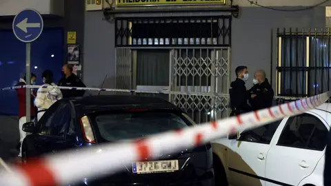 Agentes de la Policía Nacional junto a la entrada del bar La Espuela de Parla Agentes de la Policía Nacional junto a la entrada del bar La Espuela de Parla