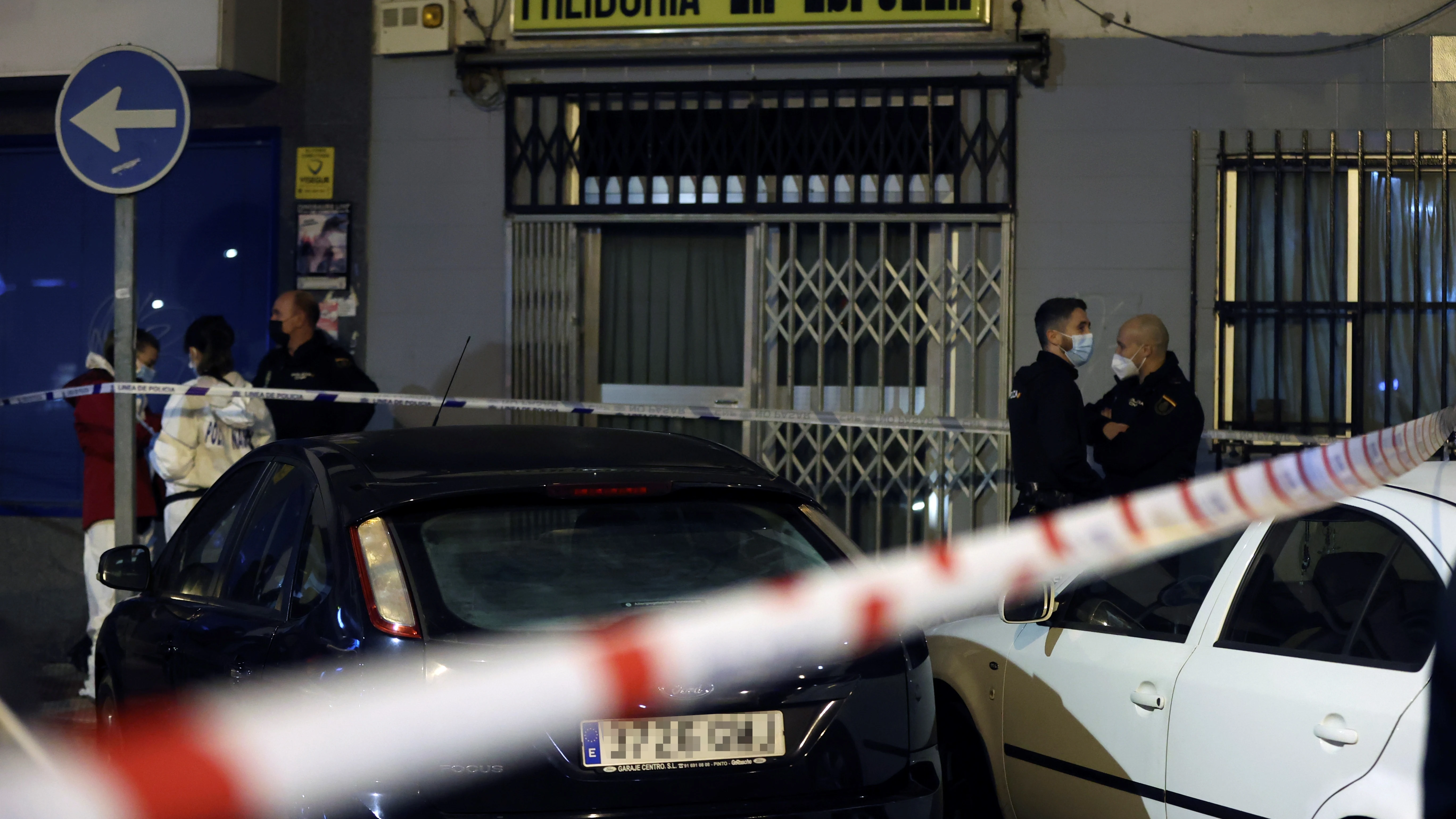Agentes de la Policía Nacional junto a la entrada del bar La Espuela de Parla Agentes de la Policía Nacional junto a la entrada del bar La Espuela de Parla