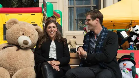 Mayim Bialik y Ryan McPartlin en 'Unidos por el destino' Mayim Bialik y Ryan McPartlin en 'Unidos por el destino'