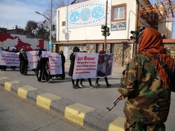 Los talibanes exigen a los comerciantes cortar las cabezas de los maniquíes de mujeres
