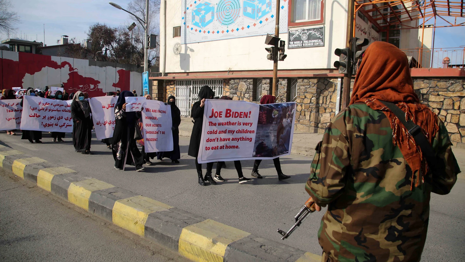 Los talibanes exigen a los comerciantes cortar las cabezas de los maniquíes de mujeres