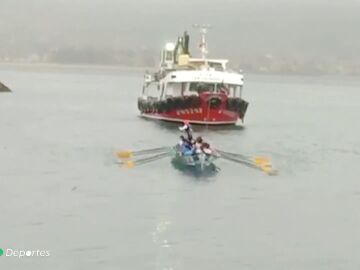 Los jóvenes de la SD Tirán logran remolcar un barco mejillonero de 77 toneladas a remo con la trainera