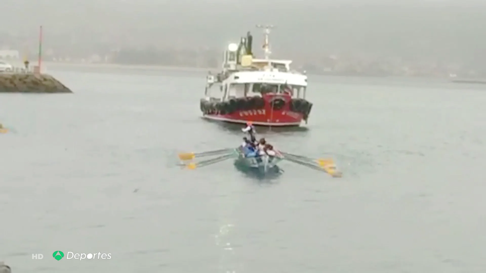 Los jóvenes de la SD Tirán logran remolcar un barco mejillonero de 77 toneladas a remo con la trainera Los jóvenes de la SD Tirán logran remolcar un barco mejillonero de 77 toneladas a remo con la trainera