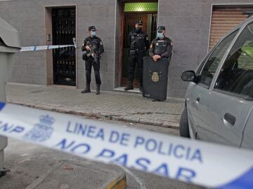 Policía Nacional custodia la vivienda en Elche