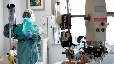 La norma establece una reducción de la cuarentena para los positivos asintomáticos, pero, ¿cuándo se podría alargar el confinamiento? La norma establece una reducción de la cuarentena para los positivos asintomáticos, pero, ¿cuándo se podría alargar el confinamiento?