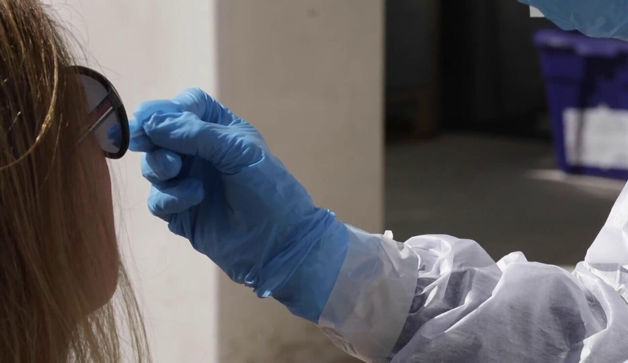 Catalu&ntilde;a y Madrid acumulan miles de contagios de coronavirus al no validar los positivos mediante PCR