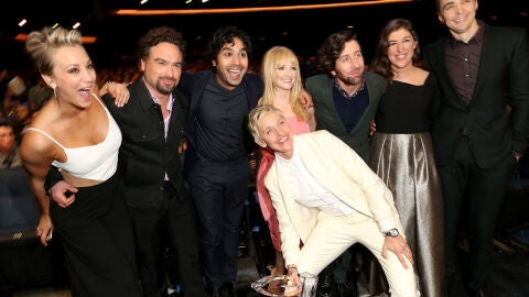 Jim Parsons junto al resto de sus compañeros de 'TBBT' y Ellen DeGeneres