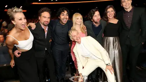 Jim Parsons junto al resto de sus compañeros de 'TBBT' y Ellen DeGeneres Jim Parsons junto al resto de sus compañeros de 'TBBT' y Ellen DeGeneres