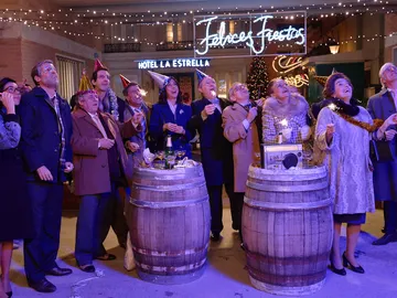 ¡Los vecinos se reúnen en la plaza de los Frutos para dar la bienvenida al año 1981 por todo lo alto! ¡Los vecinos se reúnen en la plaza de los Frutos para dar la bienvenida al año 1981 por todo lo alto!