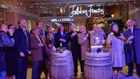 ¡Los vecinos se reúnen en la plaza de los Frutos para dar la bienvenida al año 1981 por todo lo alto! ¡Los vecinos se reúnen en la plaza de los Frutos para dar la bienvenida al año 1981 por todo lo alto!
