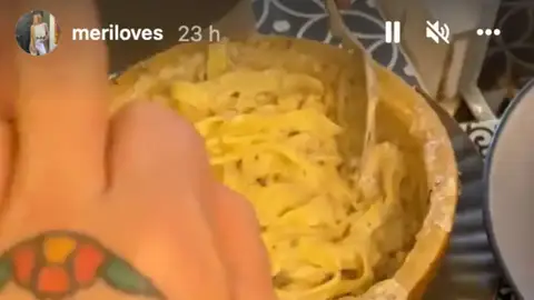 La mano de Dani Martín en los Instagram Stories de Meriloves La mano de Dani Martín en los Instagram Stories de Meriloves