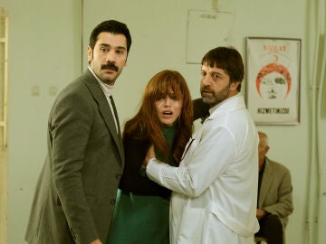 Z&uuml;leyha y Yilmaz con el doctor