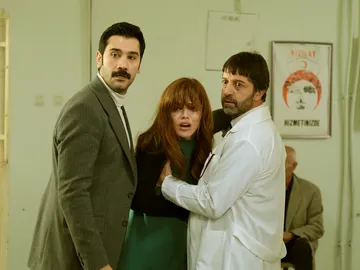 Züleyha y Yilmaz con el doctor Züleyha y Yilmaz con el doctor