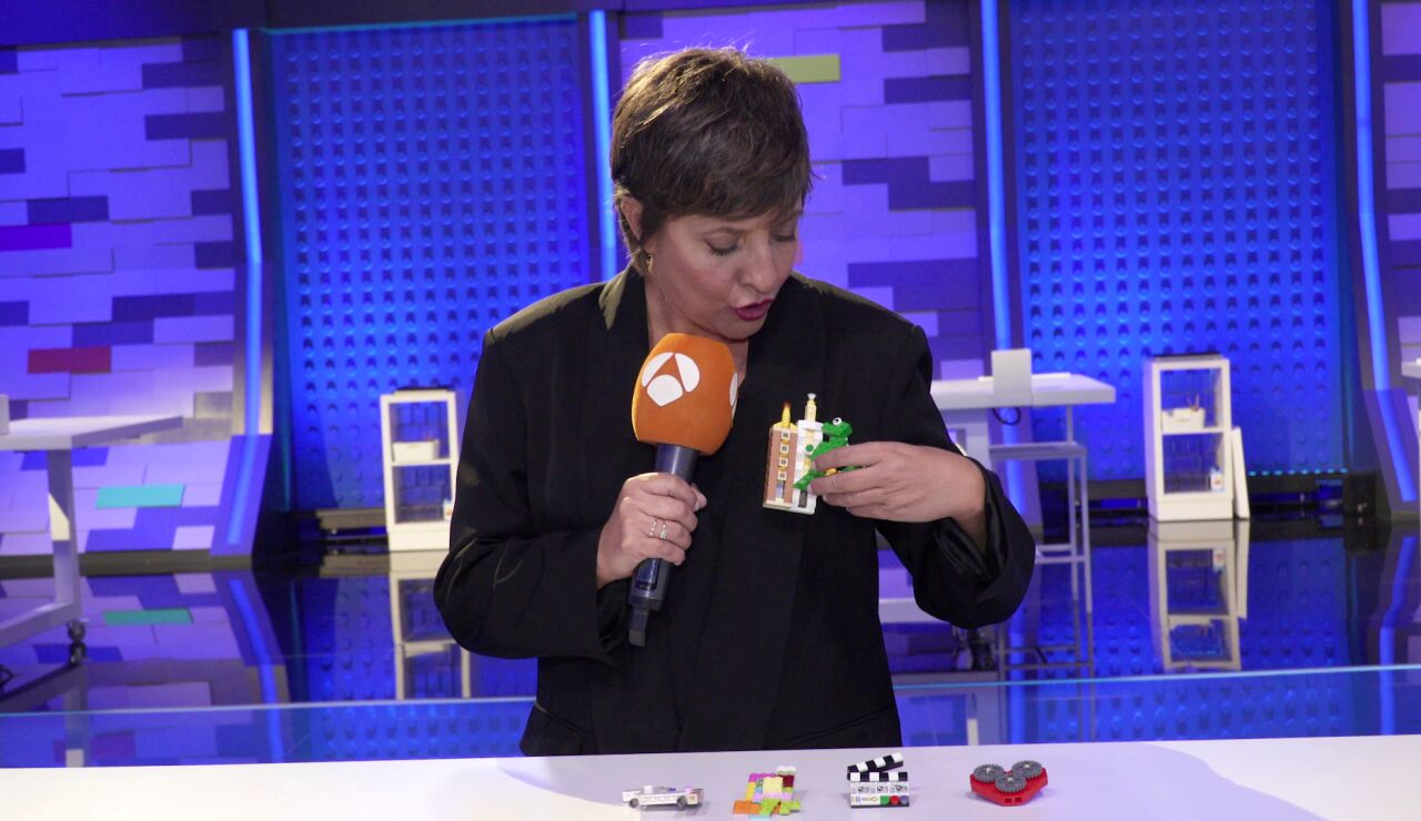 Eva Hache muestra su increíble colección de broches de LEGO