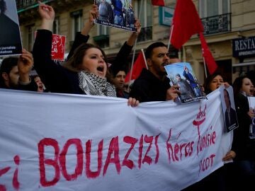 Efemérides de hoy 4 de enero de 2022. Protestas en París (Francia) por la muerte de Mohamed Bouazizi.