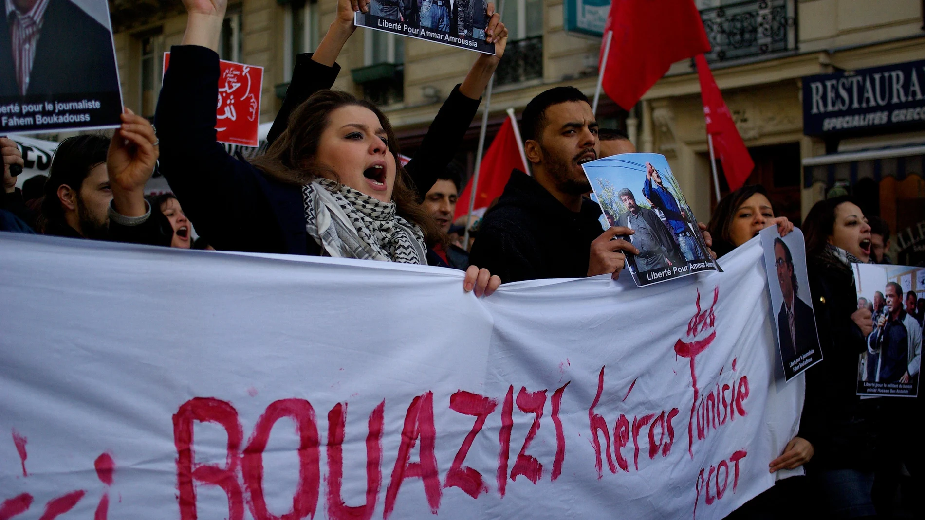 Efemérides de hoy 4 de enero de 2022. Protestas en París (Francia) por la muerte de Mohamed Bouazizi.