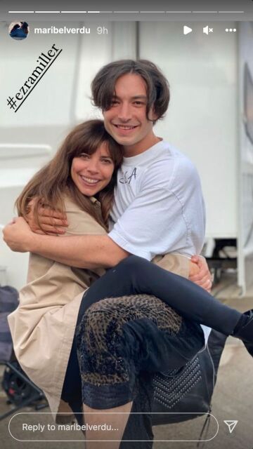 Maribel Verdú abraza a Ezra Miller detrás de las cámaras de 'The Flash'