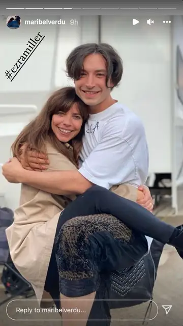 Maribel Verdú abraza a Ezra Miller detrás de las cámaras de 'The Flash' Maribel Verdú abraza a Ezra Miller detrás de las cámaras de 'The Flash'