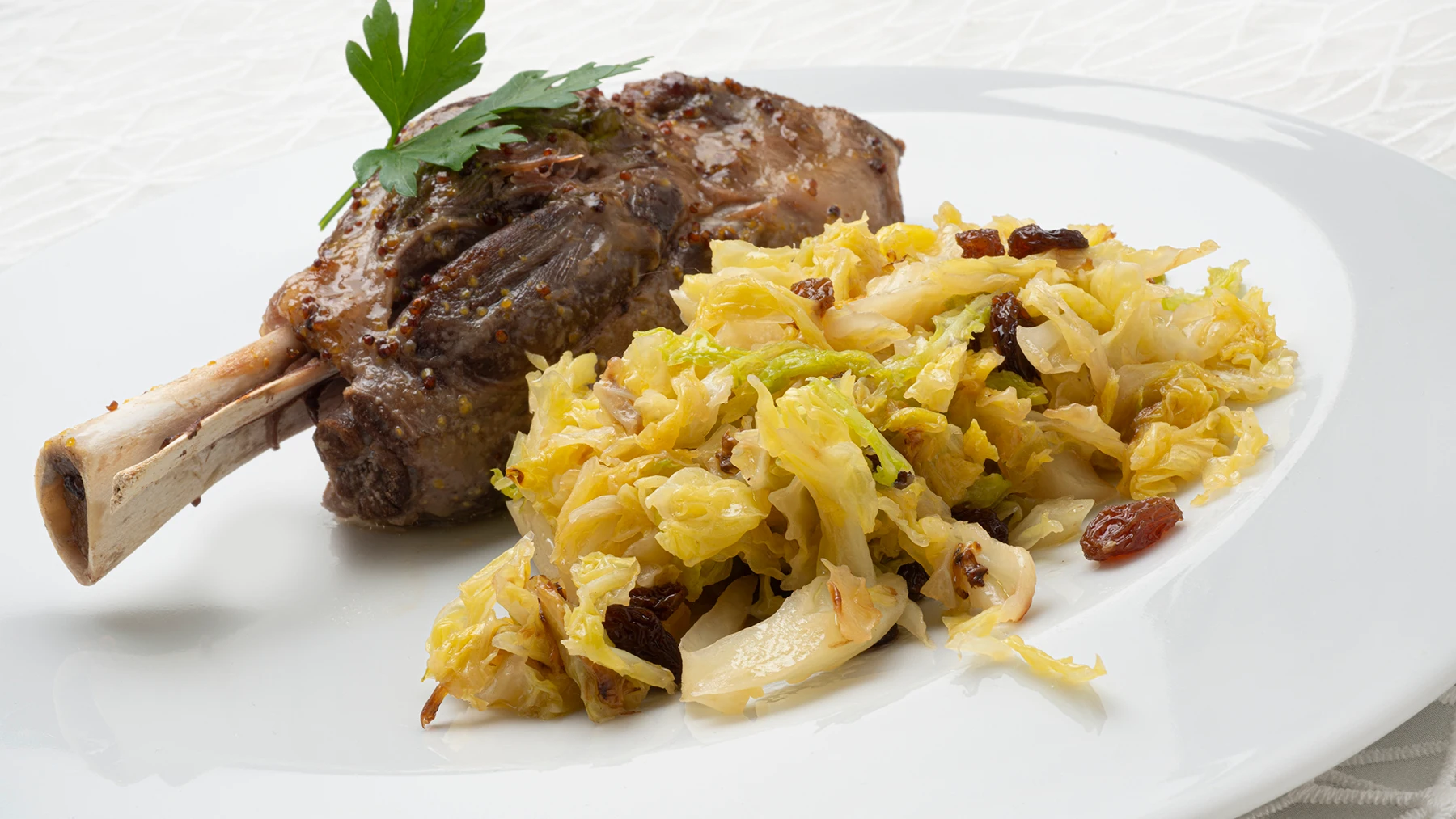 ¡Cuece y al horno! Receta sencilla de jarretes de cordero asados, de Karlos Arguiñano ¡Cuece y al horno! Receta sencilla de jarretes de cordero asados, de Karlos Arguiñano