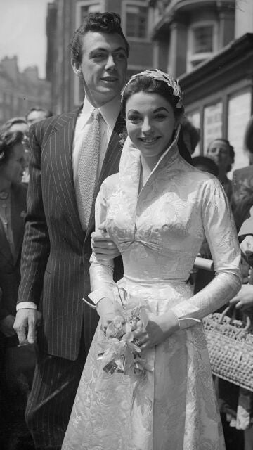 Joan Collins y su marido Maxwell Reed el día de su boda en 1952
