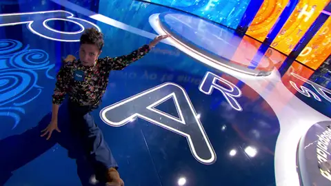 Toni Acosta cumple su apuesta haciendo el spagat para celebrar la victoria… ¿de su rival? Toni Acosta cumple su apuesta haciendo el spagat para celebrar la victoria… ¿de su rival?