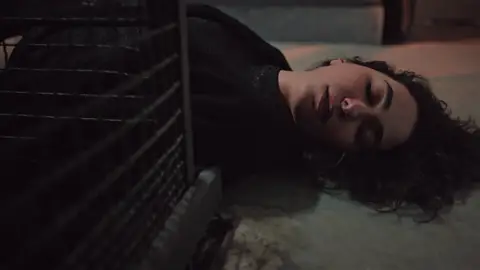 Esra, a punto de descubrir quién está secuestrado por Han… ¡pero alguien la agrede! Mejores momentos | Capítulo 49