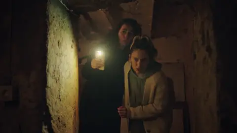 Inci y Esra consiguen acceder al sótano por la fuerza, ¿encontrarán allí a Esat? Mejores momentos | Capítulo 49