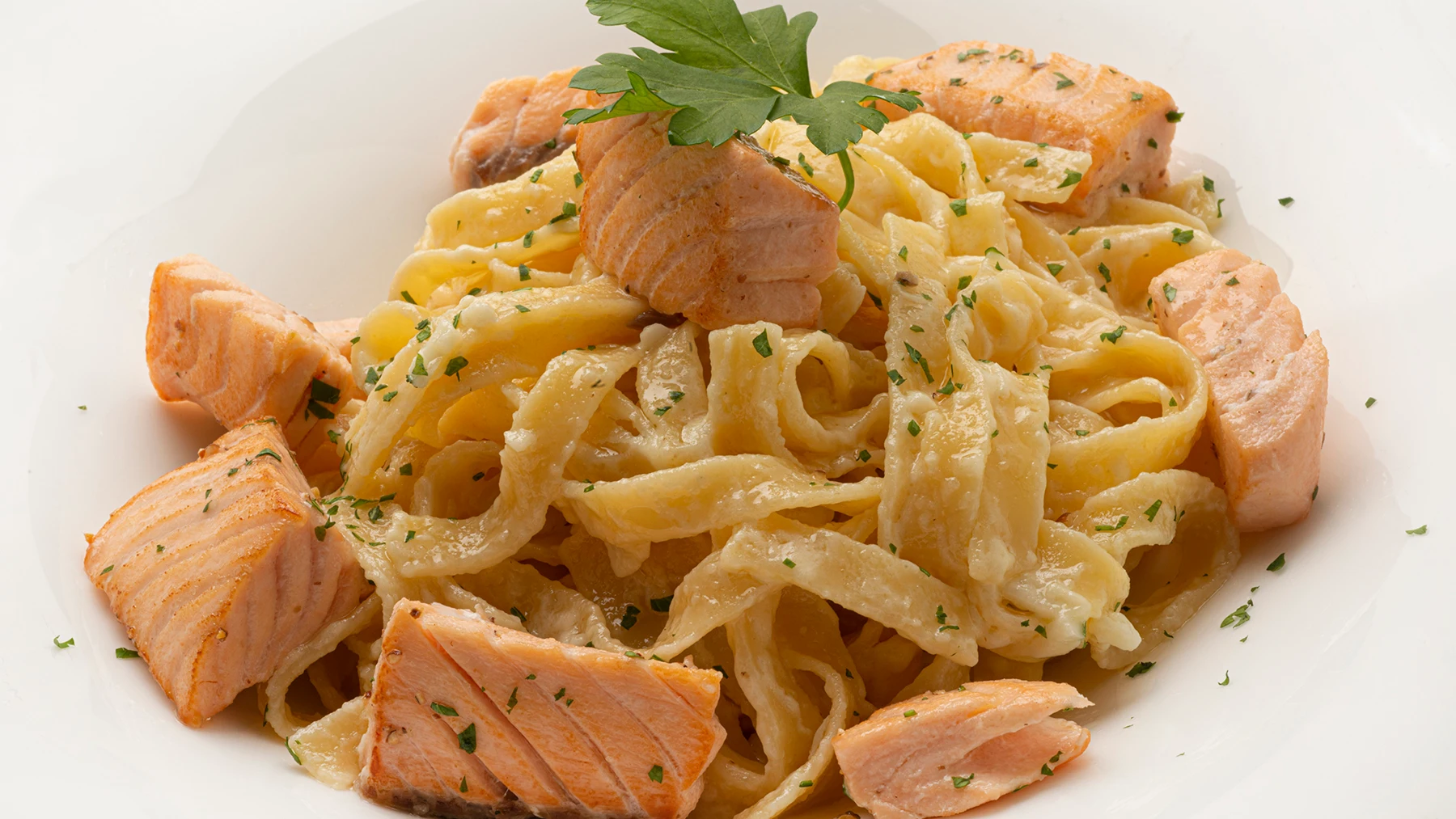 Receta de fettuccini Alfredo con salm&oacute;n, de Karlos Argui&ntilde;ano