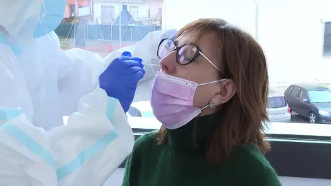 Ómicron dispara y multiplica las bajas laborales por coronavirus Ómicron dispara y multiplica las bajas laborales por coronavirus